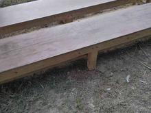 دو عدد نیمکت چوبی تمیز و سالم در شیپور
