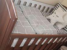 تخت کودک کاملا سالم همراه تشک رویا و شلف بالای تخت در شیپور