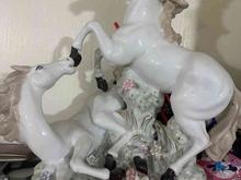 مجسمه ی اسب در شیپور