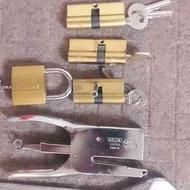 تعدادی قفل و ابزار آلات