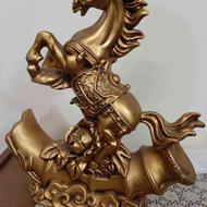 مجسمه زینتی اسب طلایی