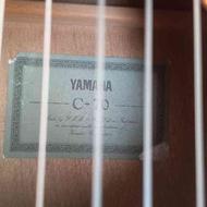 گیتار یاماها c70اصلی رنگ پریدگی داشته رنگ شده یه قسمتش