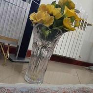 گلدان شیشه ای وگل مصنوعی