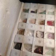 سنگهای نیمه قیمتی در جعبه کمپانی و زیر نویس اسامی سنگها