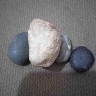 سنگهای آنتیک قدیمی و یک شهاب سنگ