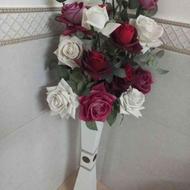 گل مصنوعی و گلدان چوبی سفید