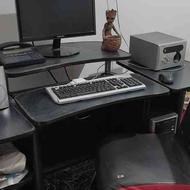 کامپیوتر همراه با میز و صندلی