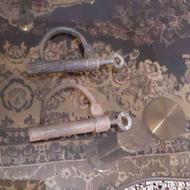 دو قفل کلکسیونی قدیمی همراه با کلید