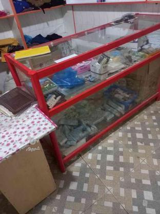 ویترین قفسه مانکن وتعدادی لباس در گروه خرید و فروش صنعتی، اداری و تجاری در همدان در شیپور-عکس1