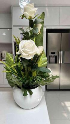 گل رز مصنوعی سفید با گلدان گل سفید در گروه خرید و فروش لوازم خانگی در خراسان رضوی در شیپور-عکس1