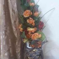 گلدان فلزی با گل مصنوعی