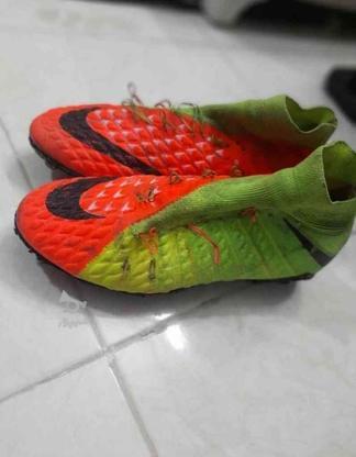 کفش فوتبال چمنی سایز 42 در گروه خرید و فروش ورزش فرهنگ فراغت در همدان در شیپور-عکس1
