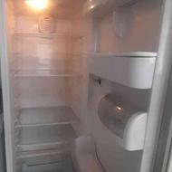 یک دستگاه یخچال بدون برفک امرسان