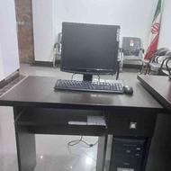 کامپیوتر با میز و صندلی