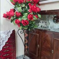 گل مصنوعی همراه با گلدان