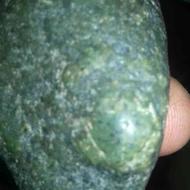 سنگ سبزی که درخشش بیشتری دارد