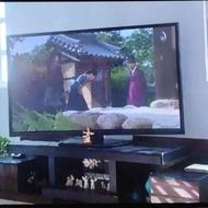 تلویزیون 65 اینچ LG اصل به همراه میز تلویزیون