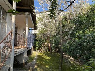 خانه ویلایی با حیاط درختدار به متراژ 460 متر در لیوان شرقی