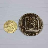 سکه طلا قدیمی و مدال نقره قدیمی