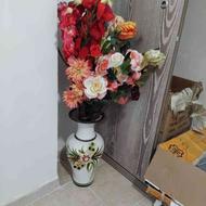 یک عدد گلدان سفال بزرگ همراه گل های مصنوعی
