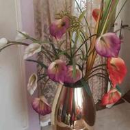 گلدان پایه بلندطلایی همراه گلهای متنوع