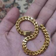 دستبند طلایی استیل رنگ ثابت طرح قفل جدید
