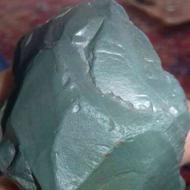 سنگ به رنگ سبز وقیمتی .