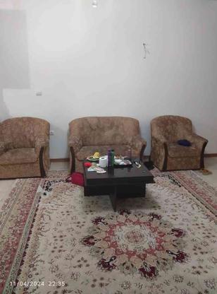 یک عدد میز تلویزیون و یک مبل راحتی 4 نفره با میز وسط در گروه خرید و فروش لوازم خانگی در تهران در شیپور-عکس1
