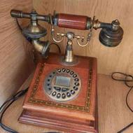 دو تا تلفن یکی کلاسیک چوبی و تلفن قدیمی