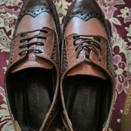 یک جفت کفش نو وآکبند مردانه به فروش می‌رسد