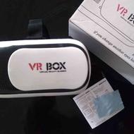عینک واقعیت مجازی همراه با دفترچه و دستمال