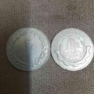 تعدادی سکه خارجی وجمهوری وتعدادی اسکناس