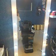 دکور آرایشگاه شامل آیینه و صندلی