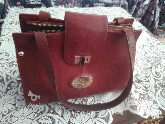 کیف چرم هست رنگ قرمز تمایل کمی به رنگ زرشکی هست در گروه خرید و فروش لوازم شخصی در تهران در شیپور-عکس1