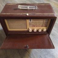 رادیو قدیمی فیلیپس با بدنه چوب و چرم