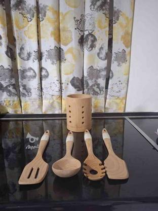 ظرف چوبی با 2 عدد کفگیر،ملاقه و کفگیر ماکارونی در گروه خرید و فروش لوازم خانگی در البرز در شیپور-عکس1