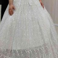 لباس عروس با دسته گل