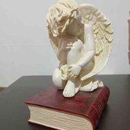 مجسمه فرشته کتابدار لهستانی