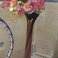 گلدان بلند قد حدود یک متر همراه گل ها