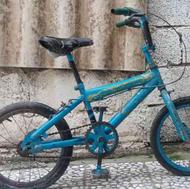 دوچرخه بدنه سالم فقط یه چرخ جلو پنچر ه ونیاز به ترمز داره