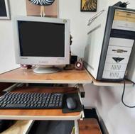 کامپیوتر رومیزی قدیمی ولی کاملا سالم+میز کامپیوتر