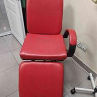 دو عدد صندلی آرایشگری جک دستی یکی قرمز و دیگری مشکی
