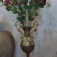 گلدان کنار سالنی به همراه گل