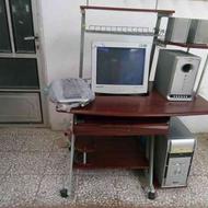 کامپیوتر با میز شیک چرخداربا وسایل کامپیوتر