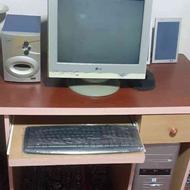 کامپیوتر ال جی همراه با میز وکلی وسایل در عکس