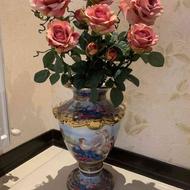 گلدان چینی بزرگ به همراه گلها