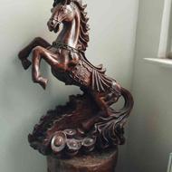 مجسمه اسب به همراه پایه