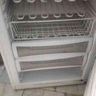 یک دستگاه یخچال خانگی