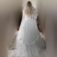 لباس عروس به همراه تاج و تور بلند و شنل و ژپون