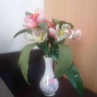 گلدان چینی همراه با گل مصنوعی